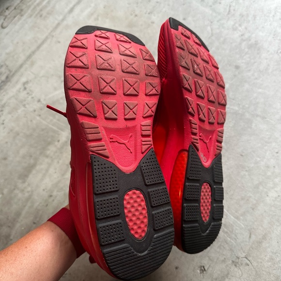 Red puma tennis shoes - Picture 4 of 4